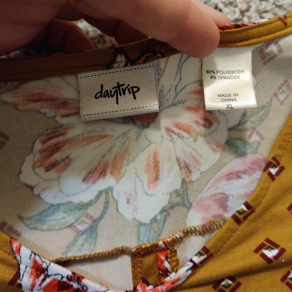 Daytrip XL Mustard Floral Split Back Top - Picture 2 of 4